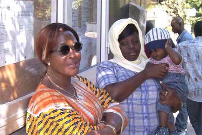 Astrid Mukendi, vicepresidenta de la Asociación de Refugiados Congoleños, y Amina, con su hija Noemí, ante la sede en Rabat del Alto Comisionado de Naciones Unidas para los Refugiados (ACNUR).