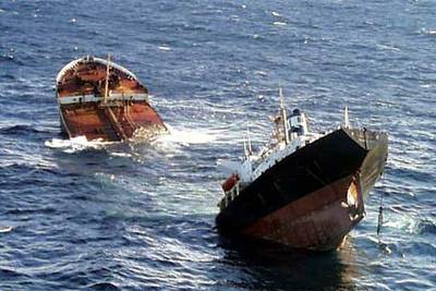 El  Prestige,  ya partido en dos y a punto de hundirse, en noviembre de 2002.
