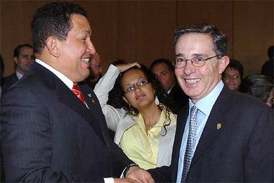 El venezolano Hugo Chávez (izquierda) saluda al colombiano Álvaro Uribe tras la inauguración de la cumbre.
