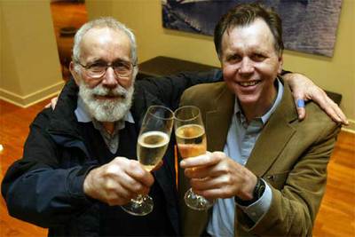 Los investigadores australianos Robin Warren y Barry Marshall comparten el Premio Nobel de Medicina de este año.