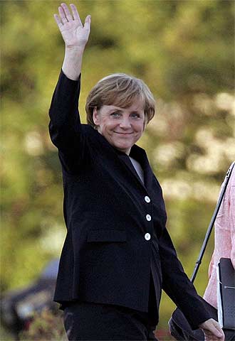 Angela Merkel saluda a su llegada a un estudio de televisión en Berlín, el pasado 4 de septiembre.