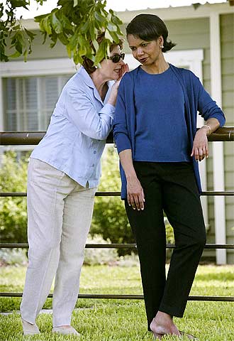 Condoleezza Rice (derecha) y Laura Bush, en el rancho del presidente en Crawford (Tejas), en mayo de 2003.rnHillary Clinton.