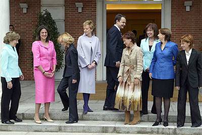 José Luis Rodríguez Zapatero, en la puerta de La Moncloa con las ocho ministras.