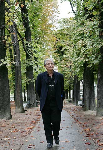 Michel del Castillo, en los jardines de Luxemburgo, en París.