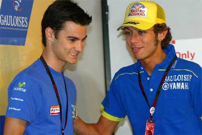 Dani Pedrosa (a la izquierda) y Valentino Rossi se saludan en Barcelona en junio pasado.rnPedrosa, ayer, con su trofeo.