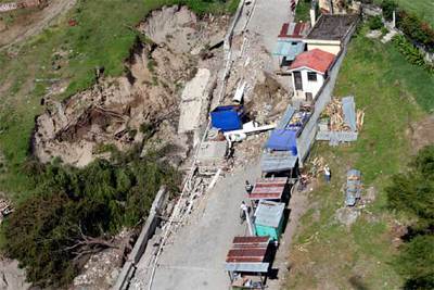 Vista aérea de los daños causados por un corrimiento de tierras en la localidad de Panajachel.
