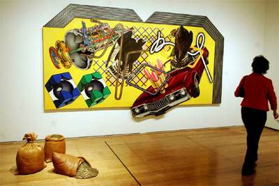 En primer plano,  Bolsas de dinero  (1965), de Nicholas Monro. Al fondo,  La ilusión aleatoria número 6  (1968), de Peter Phillips.