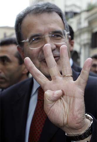 Prodi muestra cuatro dedos, tantos como millones de votantes.