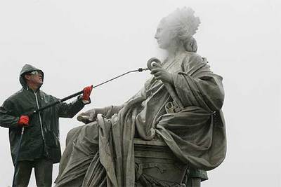 AGUA A PRESIÓN CONTRA LAS ALGAS EN LA CIBELES.