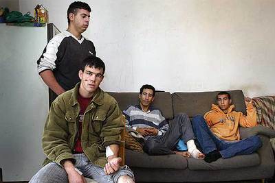 De izquierda a derecha, Bilal Amarnes, Karim Amarnes, Yosef Bohale y Hamed Amarnes, ayer en la masía de Can Francesc, en la que viven provisionalmente.