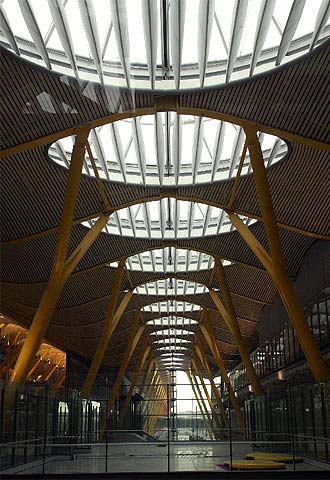 Imagen del acceso desde la terminal T4 al tren que unirá el interior del aeropuerto de Barajas.