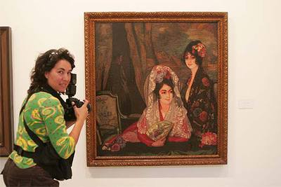 Una reportera fotografía  El palco , uno de los cuadros de Zuloaga que se exhiben desde ayer en Sevilla.