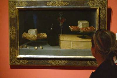 Una vista de la exposición con el cuadro  Bodegón con dulces  (1622), de Van der Hamen.