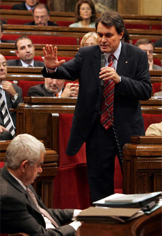 Mas interviene en el pleno dirigiéndose a Maragall durante el debate.