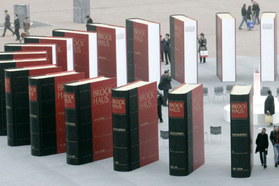 Visitantes de la Feria de Francfort pasean por la instalación de la enciclopedia Brockhaus.