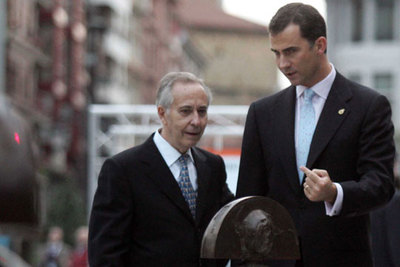 El Príncipe visita las  meninas  de Manolo Valdés junto al artista.