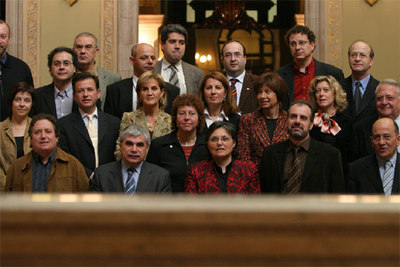 Foto de familia de los miembros de la ponencia parlamentaria que elaboró el nuevo Estatuto catalán.