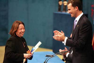 Nélida Piñon, tras recoger el Príncipe de Asturias de las Letras de manos de don Felipe.