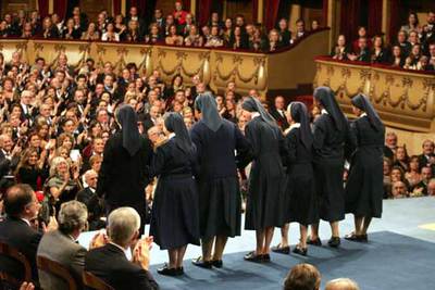 Las representantes de la Compañía de las Hijas de la Caridad que recibieron el premio de la Concordia.