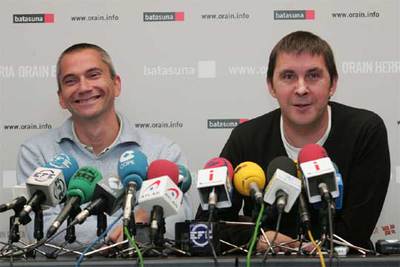 Los dirigentes de Batasuna Joseba Permach (izquierda) y Arnaldo Otegi, ayer en San Sebastián.