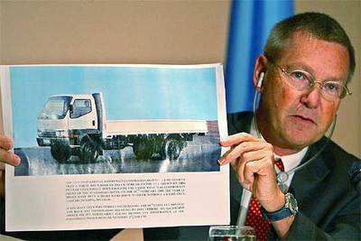 Detlev Mehlis muestra una imagen del vehículo utilizado en el atentado contra Hariri, en Beirut en junio.