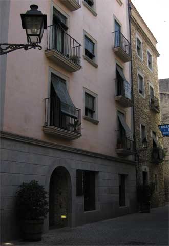 Fachada del hotel Històric, en el  call , el barrio judío de Girona, cerca de la catedral.