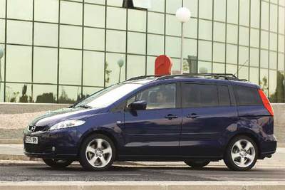 La línea  aerodinámica del Mazda 5 y una altura contenida acercan su imagen a la de los turismos familiares o  breaks.  El frontal en cuña, las llantas de aleación y las aletas aportan un toque deportivo.