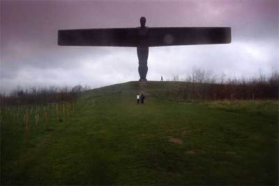  El Ángel del Norte , polémica obra del escultor Antony Gormley en acero cortén, instalada en 1998 cerca de Newcastle y uno de los lugares más visitados del Reino Unido.