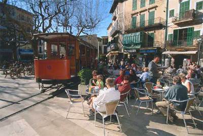 Plaza de Sóller (Mallorca), población donde el hotel Aimia tiene una oferta de 104 euros por noche y pareja.
