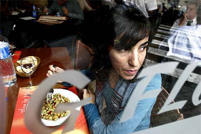 Carolina Alguacil, la joven que acuñó el término de  mileurista,  en un restaurante de Barcelona de a siete euros el menú donde va a comer algunos días al mes.