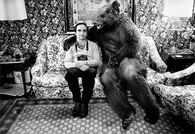 'Autorretrato con 'Feroz' (1984). Socías, en el rodaje de la película de Gutiérrez Aragón.