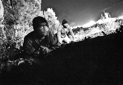 Cuando llega la noche es el momento para intentar el asalto a la 'barriere', como los inmigrantes rnllaman a la valla.