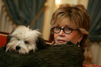 Jane Fonda, con  Tulia,  su inseparable perra de siete meses, en Madrid.