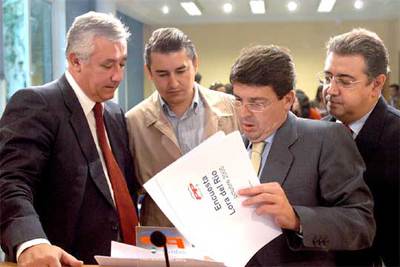 Arenas, Sanz, Matarí y Zoido revisan los resultados de una encuesta ayer en Sevilla.