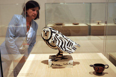 La cerámica  Lechuza ( 1952), de Picasso, junto a otra pieza de  Lechuzas  del Arqueológico Nacional.