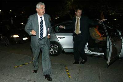 Pasqual Maragall se dirige al hotel de Barcelona donde anoche se reunió con dirigentes del tripartito.
