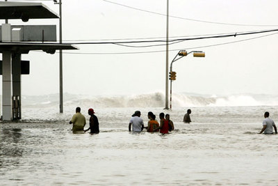 Vecinos de La Habana caminan por el Malecón, completamente cubierto de agua.