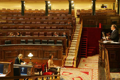 Aspecto del hemiciclo durante la respuesta del vicepresidente Pedro Solbes al portavoz parlamentario de CiU, Josep Antoni Duran.