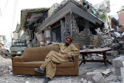 Un superviviente del terremoto espera a ser evacuado en la ciudad paquistaní de Muzaffarabad.