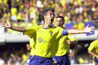 Oli canta, entusiasmado, un gol.