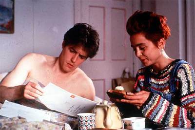 Hugh Grant y Charlotte Coleman, en  Cuatro bodas y un funeral,   de Mike Newell .