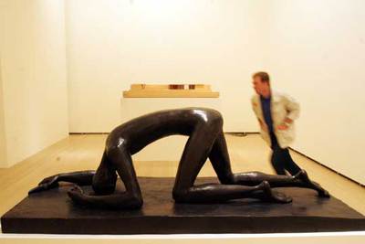 La escultura  Caído  (1915-16), de Wilhem Lehmbruck, ante una maqueta de Mies van der Rohe.