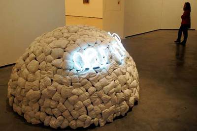  Objetc Cache-Toi  (1968), de Mario Merz, realizada con varillas de metal, sacos y flourescentes.