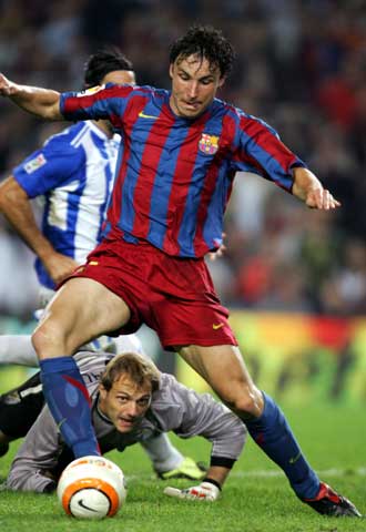 Arnau trata de atrapar el balón entre los pies de Van Bommel.