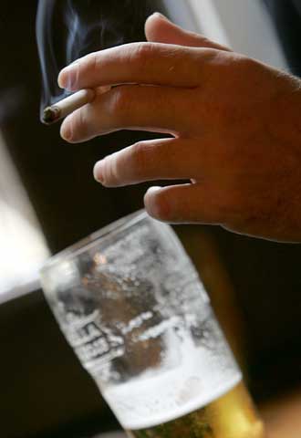 Un fumador en un  pub  de Londres.