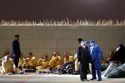 Una representación de 'Desde la casa de los muertos', con escenografía de Eduardo Arroyo.