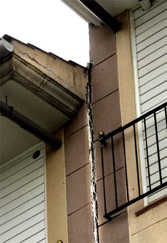 Grieta en los bloques de la calle Joan Miró.