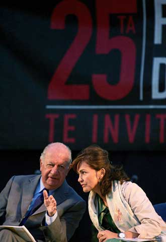 El presidente Ricardo Lagos y la ministra Carmen Calvo, en la inauguración de la Feria Internacional del Libro de Santiago.