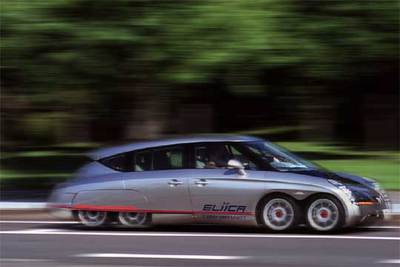 El Eliica, con ocho ruedas y tracción 8×8, es el coche eléctrico más rápido del mundo: acelera de 0 a 100 kmh. en 4,2 segundos y alcanza 370 kmh. sin contaminar.