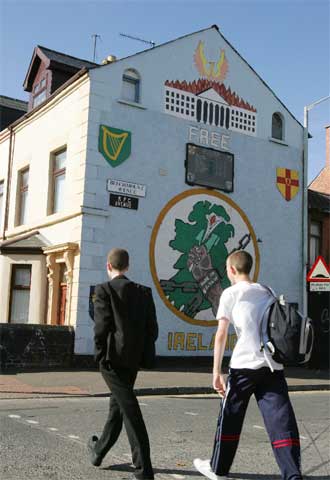 La pared de una casa, pintada con símbolos políticos y el lema  Irlanda libre,  en una calle de Belfast.